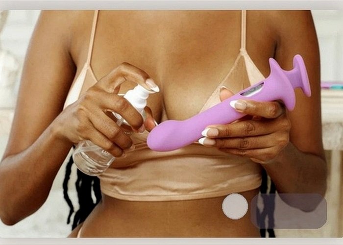 A vibrator and small accessories arranged beside folded bedding to compare modes, fit, and comfort before use.